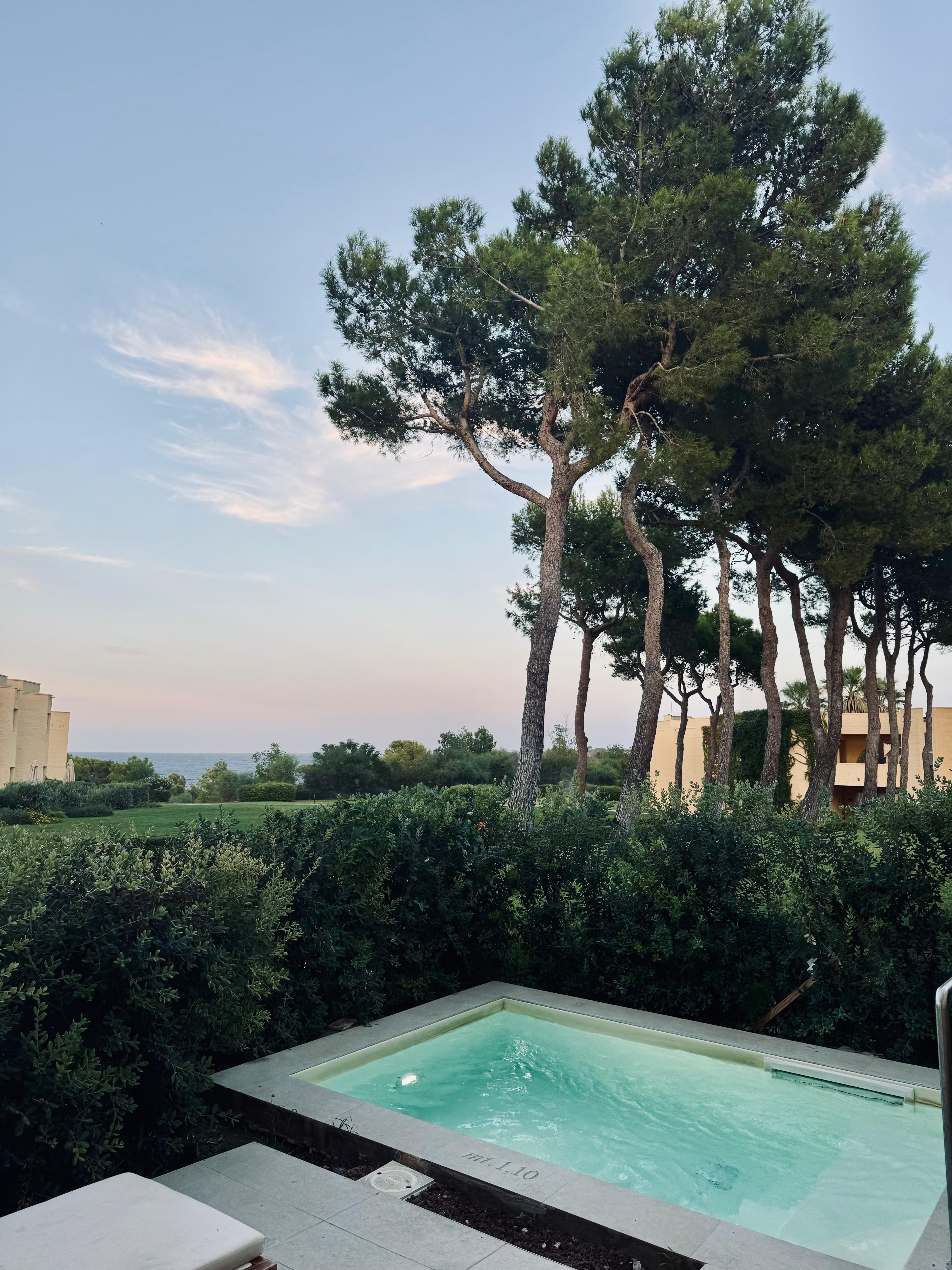 Pool mit Meerblick in der Abendsonne