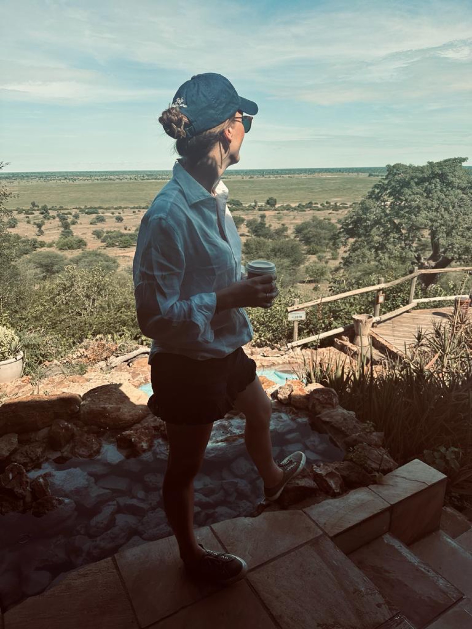 Pauline mit Kaffee, Blick über die Savanne